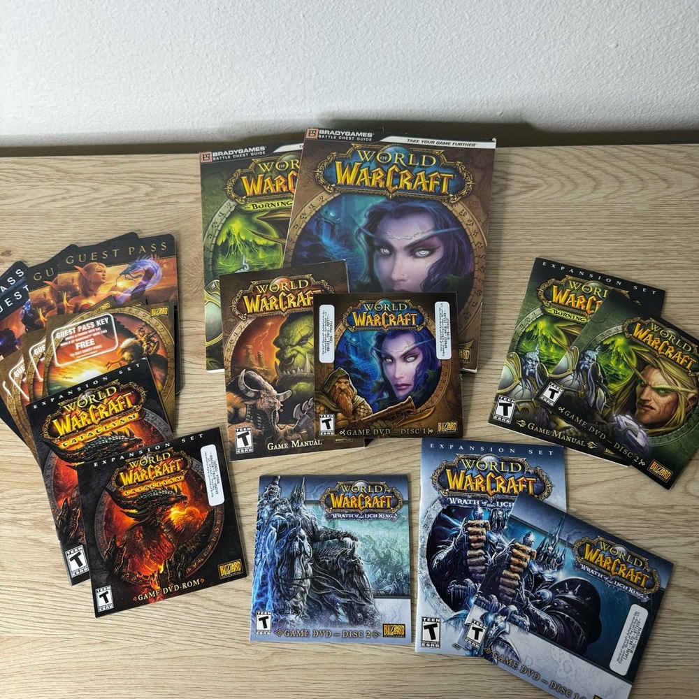 World of WarCraft Computer Game DVD ROM Lot and 2 Brady‎ Game Guides